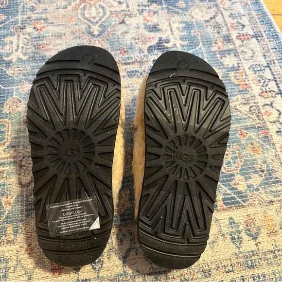 NWT Ugg Fuzz Sugar Cross Slides sz 7 - Picture 6 of 7